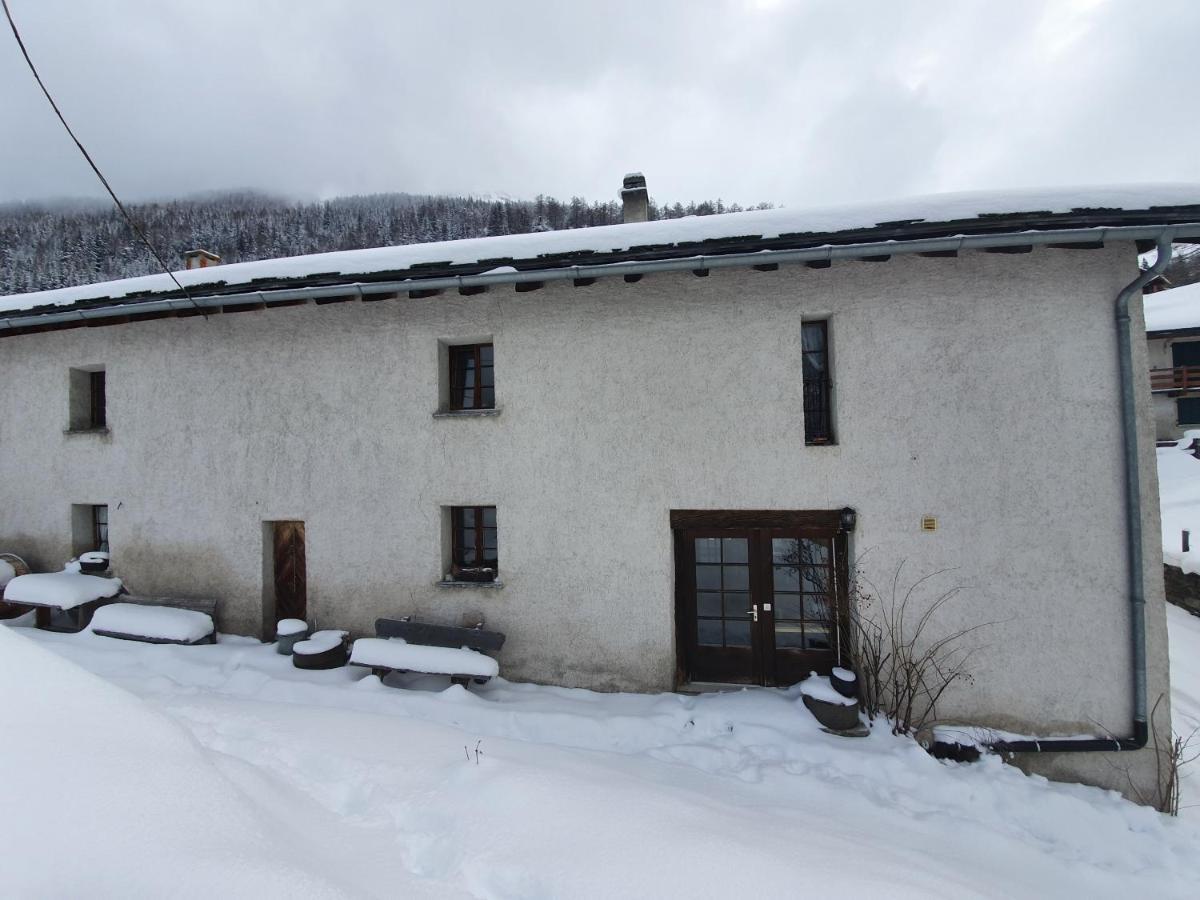 Bourg-Saint-Pierre : Le Cachet D'Antan Apartment Luaran gambar